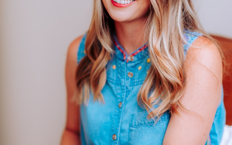 梅西在训练中微笑与队友交流，状态轻松备战世界杯决赛