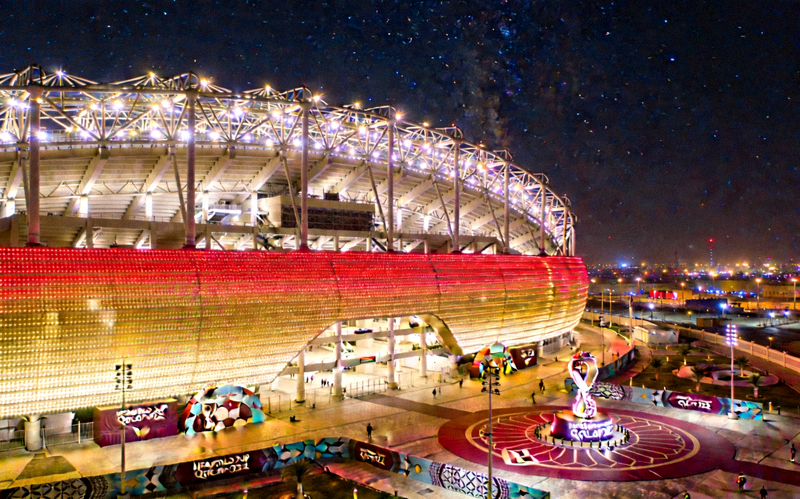 卡塔尔卢塞尔体育场外观夜景，灯光璀璨准备迎接世界杯决赛