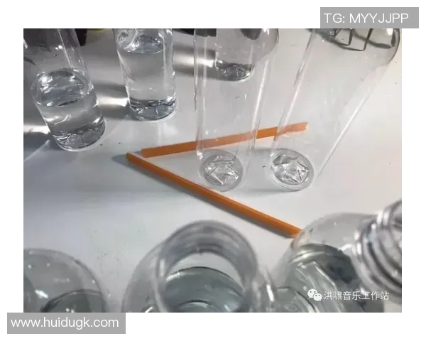 足球球星挑战踢水瓶新玩法 运动员与瓶子间的巧妙对决引发关注